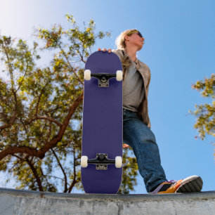 ein blauer Hintergrund mit einer Uhr darauf Skateboard