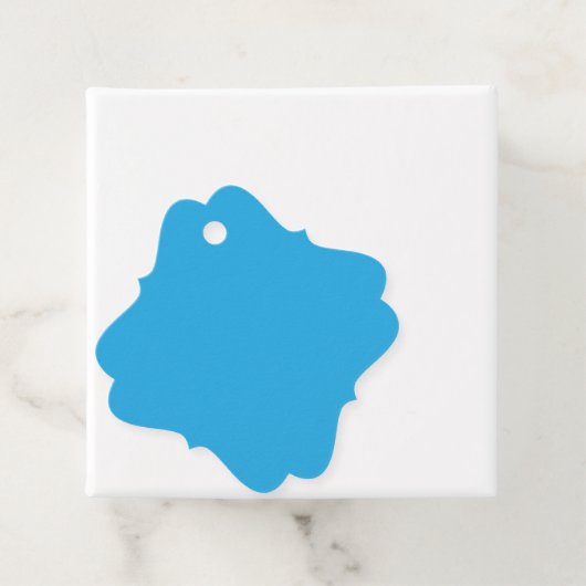 ein blauer Hintergrund mit Geschenkanhänger (Beispiel)