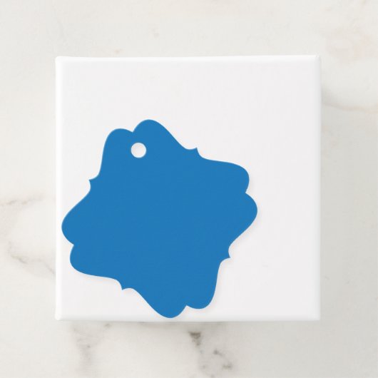 ein blauer Hintergrund mit Geschenkanhänger (Beispiel)