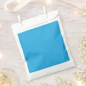 ein blauer Hintergrund mit Geschenktütchen (Ausgeschnitten)