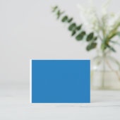 ein blauer Hintergrund mit Platzkarte (Stehend Vorderseite)