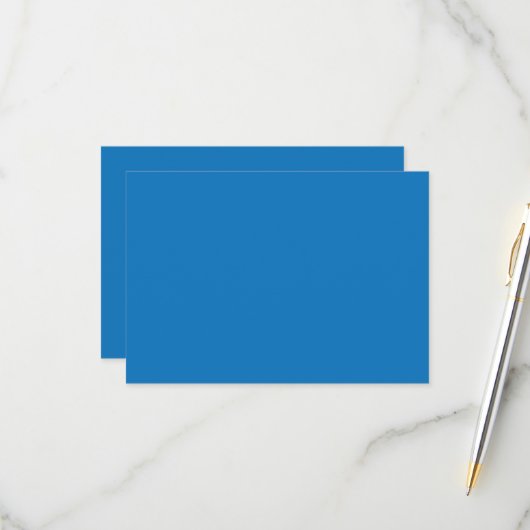 ein blauer Hintergrund mit RSVP Karte (Vorderseite/Rückseite Beispiel)