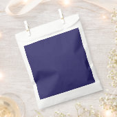 ein blauer Hintergrund mit Uhr Geschenktütchen (Ausgeschnitten)