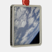 Ein blauer und weißer Teil der Erde Silbernes Ornament (Rechts)