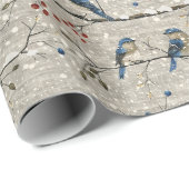 Ein blauer Vogel, der auf einer schneebedeckten Wi Geschenkpapier (Rolleneckpunkt)