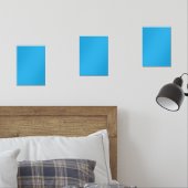 Ein blaues Quadrat, gerahmt von einer weißen Grenz Bilderwand Sets (Schlafzimmer)
