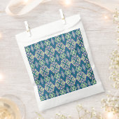 ein blaues und grünes Muster mit weißem Hintergrun Geschenktütchen (Ausgeschnitten)