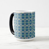 ein blaues und grünes Muster mit weißem Hintergrun Verwandlungstasse (Vorderseite Links)