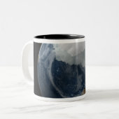 Ein Blick auf die Erde 2 Zweifarbige Tasse (Vorderseite Links)