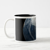 Ein Blick auf die Erde 2 Zweifarbige Tasse (Links)