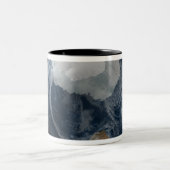 Ein Blick auf die Erde 2 Zweifarbige Tasse (Mittel)