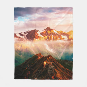 Ein Blick auf die sonnenbeleuchteten Hügel bei Däm Fleecedecke