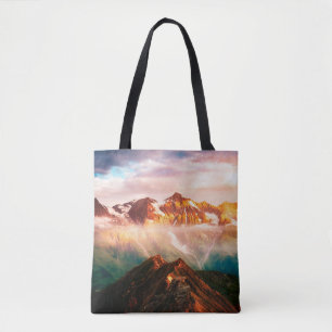 Ein Blick auf die sonnenbeleuchteten Hügel bei Däm Tasche