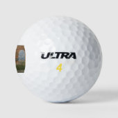 Ein Blick durch drei Bögen des Kolosseums Golfball (Logo)