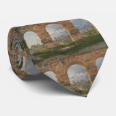 Ein Blick durch drei Bögen des Kolosseums Krawatte (Gerollt)