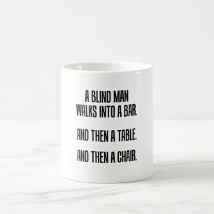 Ein Blinder Mann läuft in eine Bar Kaffeetasse