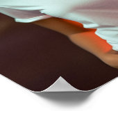 Ein blondes Modell mit einem Gildan-Hemd Poster (Ecke)