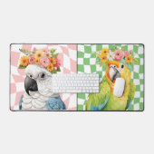 ein Blume-Kronenpapagei mit kariertem Hintergrund Schreibtischunterlage (Tastatur & Maus)