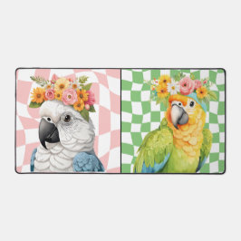 ein Blume-Kronenpapagei mit kariertem Hintergrund Schreibtischunterlage