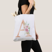 Ein Blumenbrief mit Blumenmotiv Tasche (Von Nahem)