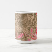 Ein blumengeschmücktes Design mit blühenden rosafa Kaffeetasse (Mittel)