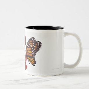 ein Blumenstrauß der roten Tulpen wird von einem Zweifarbige Tasse