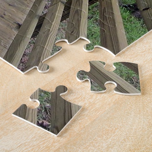 Ein Boardwalk durch den Wald, der als Puzzle (Seite)