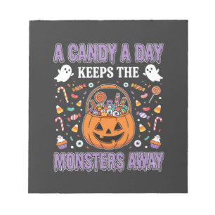 Ein Bonbon pro Tag Halloween T-Shirt Design Notizblock