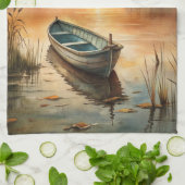 Ein Boot am See Geschirrtuch (Gefaltet)