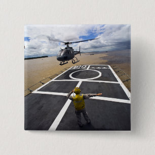 Ein brasilianischer Eurocopter bereitet sich auf d Button