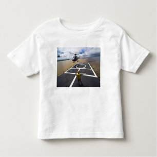 Ein brasilianischer Eurocopter bereitet sich auf d Kleinkind T-shirt
