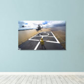 Ein brasilianischer Eurocopter bereitet sich auf d Leinwanddruck (Insitu (Holzboden))