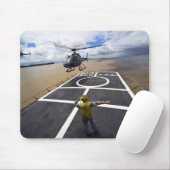 Ein brasilianischer Eurocopter bereitet sich auf d Mousepad (Mit Mouse)