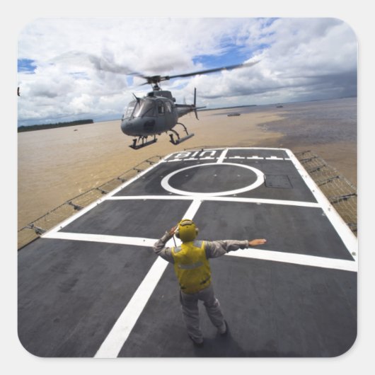 Ein brasilianischer Eurocopter bereitet sich auf d Quadratischer Aufkleber (Vorderseite)