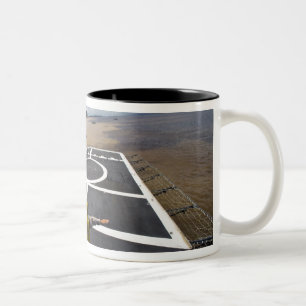 Ein brasilianischer Eurocopter bereitet sich auf d Zweifarbige Tasse