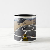 Ein brasilianischer Eurocopter bereitet sich auf d Zweifarbige Tasse (Mittel)