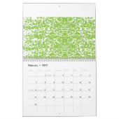 Ein brauner Holztisch hält eine Glasflasche mit Ol Kalender (Feb 2027)