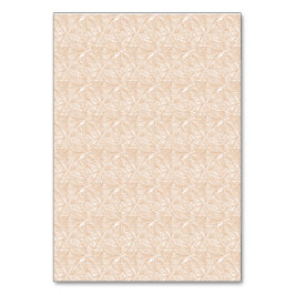 Ein brauner Teppich mit einem komplizierten Motiv Tischnummer