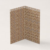 Ein brauner Teppich mit symmetrischem Design (Innenseite)