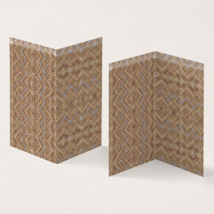 Ein brauner Teppich mit symmetrischem Design