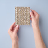 Ein brauner Teppich mit symmetrischem Design Flyer (Gruppe)