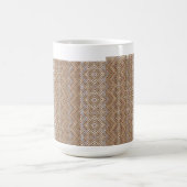 Ein brauner Teppich mit symmetrischem Design Kaffeetasse (Mittel)