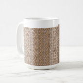 Ein brauner Teppich mit symmetrischem Design Kaffeetasse (Vorderseite Links)