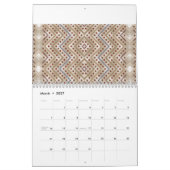 Ein brauner Teppich mit symmetrischem Design Kalender (Mär 2027)