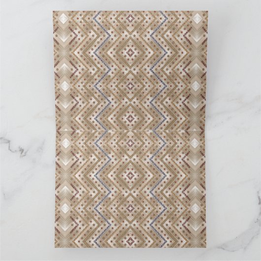 Ein brauner Teppich mit symmetrischem Design Karte (Innenseite)