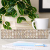 Ein brauner Teppich mit symmetrischem Design Namensplakette