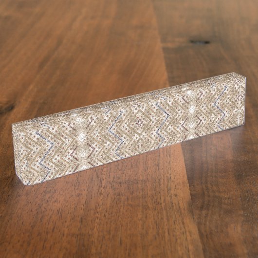 Ein brauner Teppich mit symmetrischem Design Namensplakette (Seite)