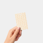 Ein brauner und orangefarbener Teppich mit einem s Ausweis (Handheld)