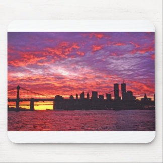 Ein brillanter Sonnenuntergang mit der Silhouette Mousepad