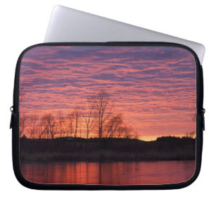 Ein brillanter Sonnenuntergang reflektiert den Cal Laptopschutzhülle